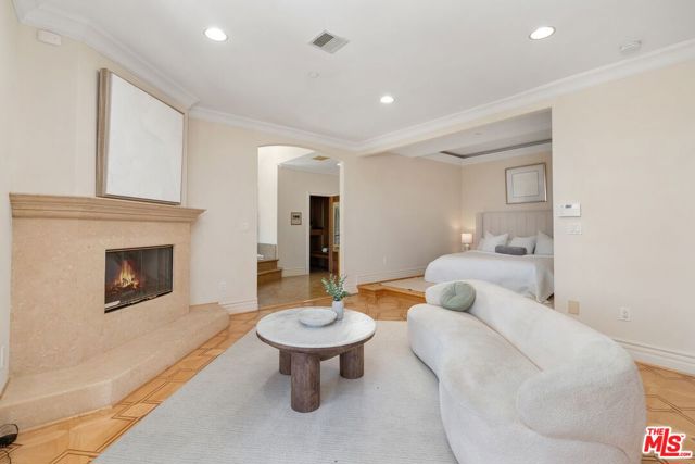 16980 Escalon Drive, Encino CA: https://media.crmls.org/mediaz/b0ab1901-6a9e-4722-86bd-5a6bcf9faca7.jpg