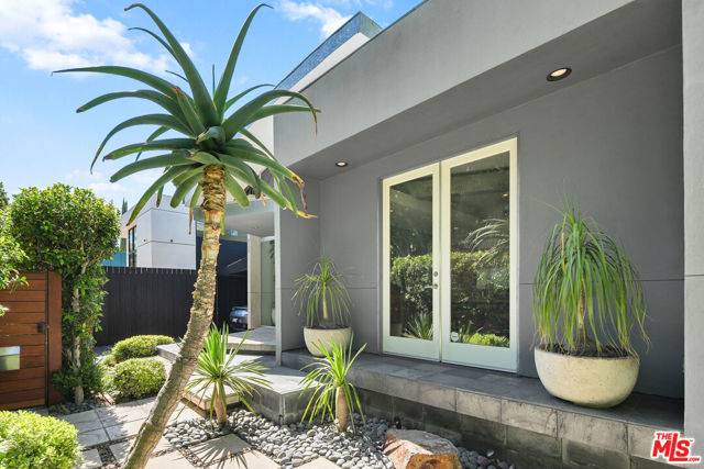 8735 Dorrington Avenue, West Hollywood CA: https://media.crmls.org/mediaz/b0ab6de7-3346-4728-acab-ec8c5fb2160a.jpg