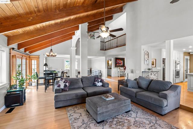 1600 Eden Plains Rd, Brentwood CA: https://media.crmls.org/mediaz/b0aca9a9-93ca-42da-9552-94baf62fc261.jpg