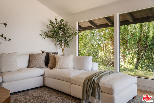 4 Buckboard Lane, Rolling Hills CA: https://media.crmls.org/mediaz/b0ad00eb-0d84-4f07-84e3-3eb0b59e8582.jpg