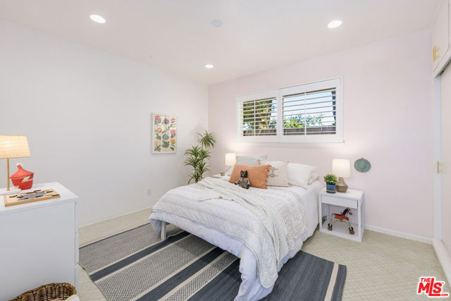 3856 Hayvenhurst Avenue, Encino CA: https://media.crmls.org/mediaz/b0ad717b-0345-45a1-840f-0bfa4cd4cf06.jpg