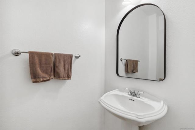 6660 Curlew Ter, Carlsbad CA: https://media.crmls.org/mediaz/b0adb719-cd21-4536-8682-30a9912c6319.jpg