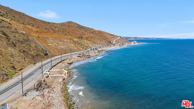 19302 Pacific Coast Highway, Malibu CA: https://media.crmls.org/mediaz/b0ae051e-d61f-4ad2-a3f1-57854891dde0.jpg