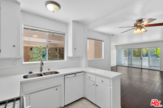 1101 Lincoln Boulevard, Santa Monica CA: https://media.crmls.org/mediaz/b0af1494-b7df-4614-887c-185f43819bab.jpg