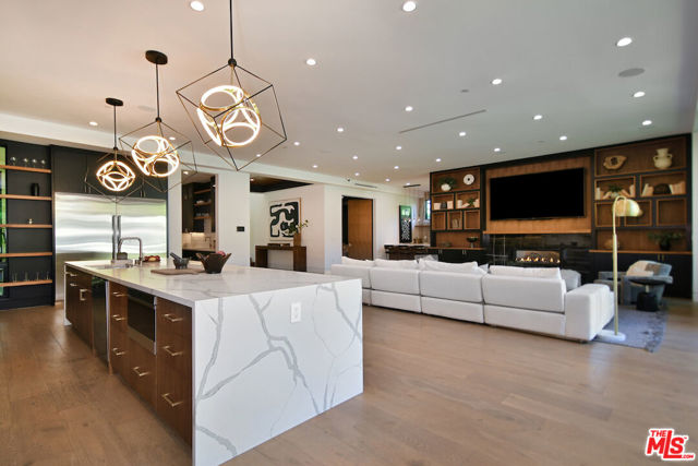 4544 Woodley Avenue, Encino CA: https://media.crmls.org/mediaz/b0af299b-98a1-4b3b-859d-75bee6b23640.jpg