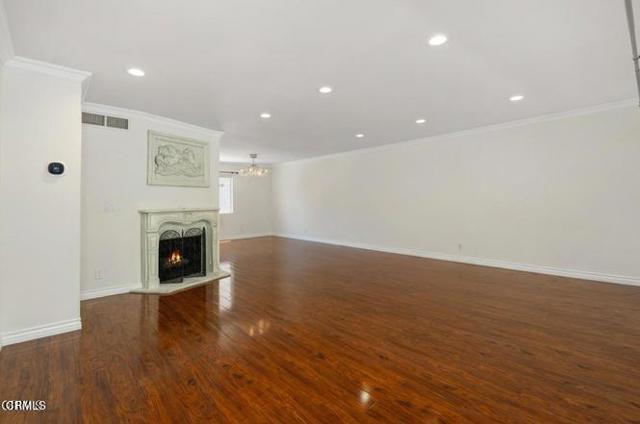 Detail Gallery Image 4 of 25 For 9503 via Venezia, Burbank,  CA 91504 - 3 Beds | 3 Baths