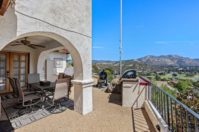 23742 Calistoga Pl, Ramona CA: https://media.crmls.org/mediaz/b0af9eeb-9b43-470b-9650-811f5dc3e029.jpg