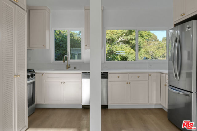 559 Sunset Avenue, Venice CA: https://media.crmls.org/mediaz/b0afe796-6d28-4b8d-8be8-5cdc2dcd4410.jpg