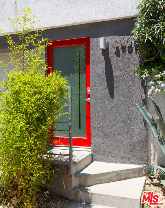 3907 De Longpre Avenue, Los Angeles CA: https://media.crmls.org/mediaz/b0b06c3d-9eeb-4c82-bfa3-418f82a9155b.jpg