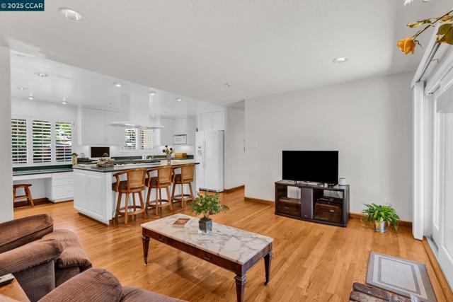 2032 Vanderslice Ave, Walnut Creek CA: https://media.crmls.org/mediaz/b0b2636b-717f-4388-bca6-16bb3b8df382.jpg