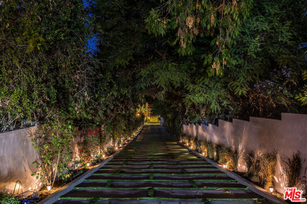 https://media.crmls.org/mediaz/b0b33130-f8ed-42f5-9f58-f245a55e0067.jpg?preset=X-Large
