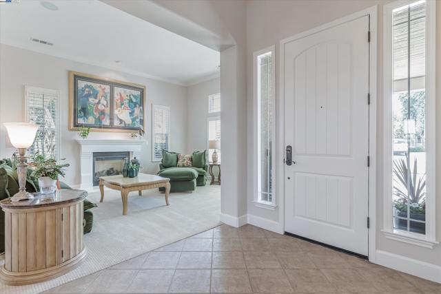 2531 Leona Pl, Pleasanton CA: https://media.crmls.org/mediaz/b0b33fb0-3074-4cc3-809e-e95e5952c1bd.jpg