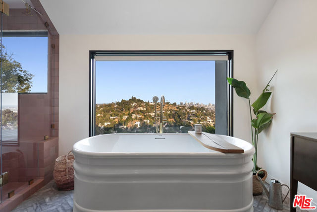 2720 Hollyridge Drive, Los Angeles CA: https://media.crmls.org/mediaz/b0b38ecd-3df3-4c78-9a5e-eb1d5e6b478f.jpg