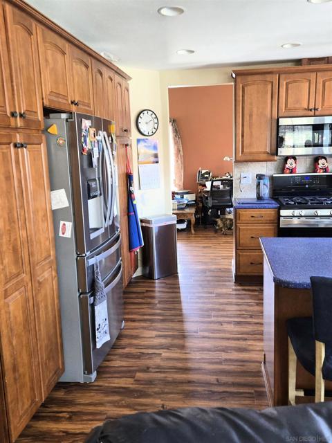1552 Merlot Ct, Vista CA: https://media.crmls.org/mediaz/b0b3a675-bcbb-4fc3-904e-b5694a86c56d.jpg