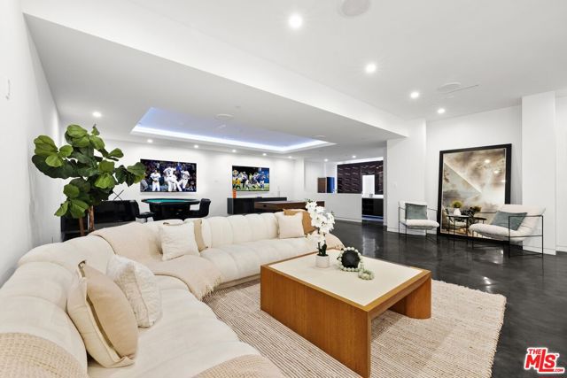 900 N Vista Street, Los Angeles CA: https://media.crmls.org/mediaz/b0b4d810-ac99-40f6-8bc2-7a637c35503c.jpg