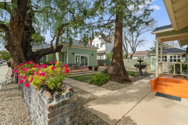 690 S K St, Livermore CA: https://media.crmls.org/mediaz/b0b5833a-f813-48d2-b7b3-f057c1efe1ff.jpg