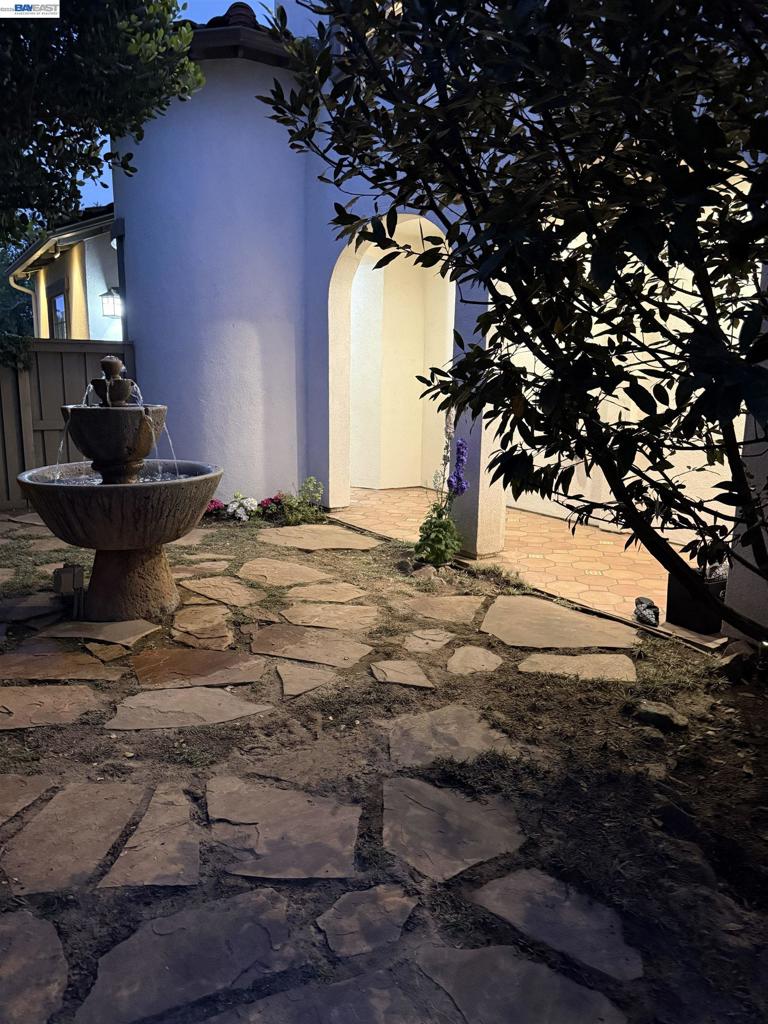 https://media.crmls.org/mediaz/b0b59a81-59b2-430d-bf4f-cb1f5bbf1ede.jpg?preset=X-Large