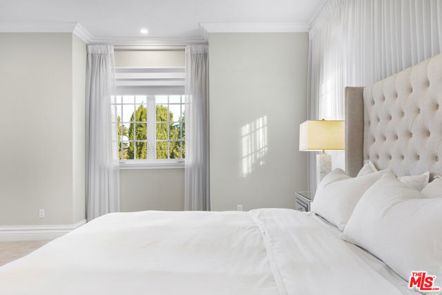 5000 Petit Avenue, Encino CA: https://media.crmls.org/mediaz/b0b5c4b1-05be-43a2-bbe7-8ff9c8b43225.jpg