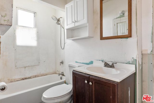 1925 19th Street, Santa Monica CA: https://media.crmls.org/mediaz/b0b6e074-1b08-42c5-b0cc-17a231f0cae2.jpg