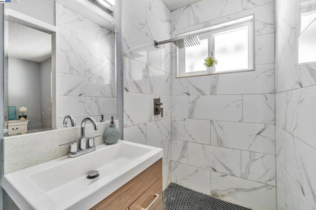 6013 Green Glen Way, Sacramento CA: https://media.crmls.org/mediaz/b0b78cb8-5d1a-4e0b-95aa-354fbdc557ca.jpg