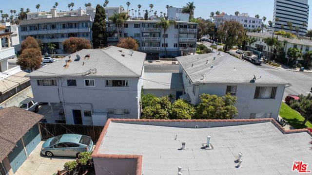 231 California Avenue, Santa Monica CA: https://media.crmls.org/mediaz/b0b7e9b6-c109-4cf3-b5ce-d874104d5804.jpg
