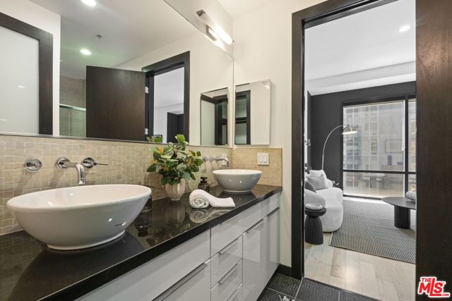 655 S Hope Street, Los Angeles CA: https://media.crmls.org/mediaz/b0b825d1-3e64-4475-a363-ebec1bf4da16.jpg