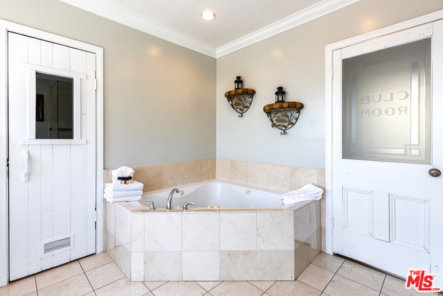 8545 FRANKLIN Avenue, Los Angeles CA: https://media.crmls.org/mediaz/b0b85c4d-3013-45ac-a346-a8bb121ecc48.jpg