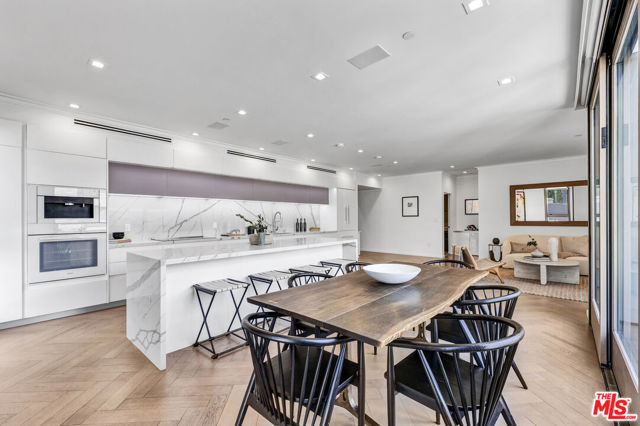 132 N Swall Drive, Los Angeles CA: https://media.crmls.org/mediaz/b0b944bc-dfc1-4a21-896b-59249acf5bbe.jpg