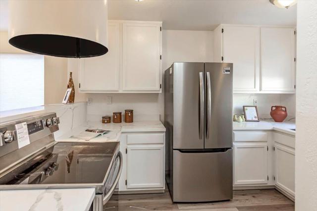 165 E Okeefe Street, Menlo Park CA: https://media.crmls.org/mediaz/b0b98f9a-d4fb-4d78-bae4-1bf99022af19.jpg