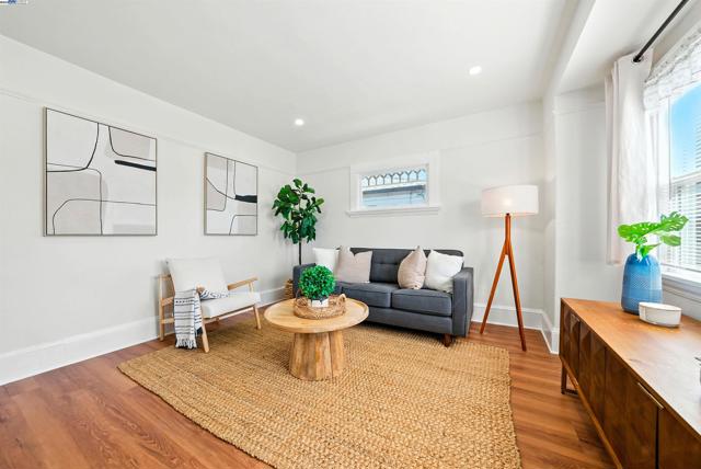 2539 Grande Vista Ave, Oakland CA: https://media.crmls.org/mediaz/b0b9a92d-aca1-4aee-ada8-e5e969d7795d.jpg