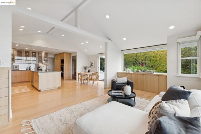 64 Crest Rd, Piedmont CA: https://media.crmls.org/mediaz/b0b9fda5-bfd8-4858-9b57-a4b1bfff7fc8.jpg