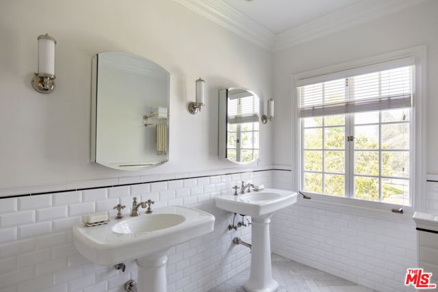 204 S Plymouth Boulevard, Los Angeles CA: https://media.crmls.org/mediaz/b0ba25f9-9d8b-459f-b00b-008403c0518d.jpg