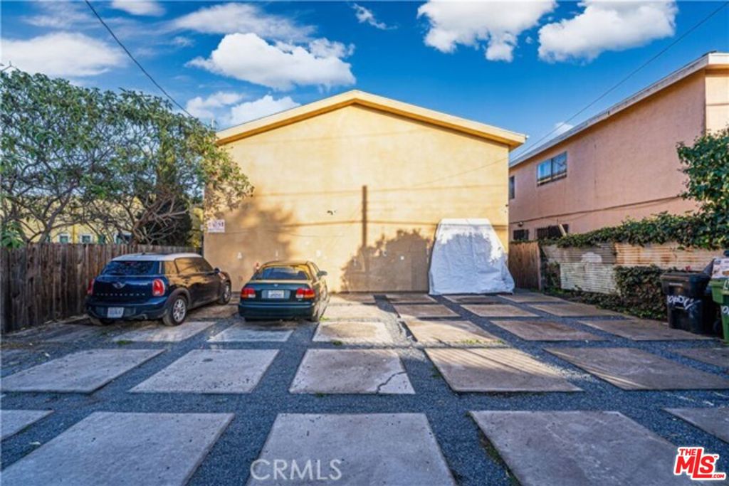 https://media.crmls.org/mediaz/b0ba2907-ab3e-4ea2-88f0-796dd0de0f53.jpg?preset=X-Large