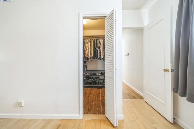 7525 Circle Hill Dr, Oakland CA: https://media.crmls.org/mediaz/b0ba743b-0b2c-4436-816d-ddd8151c007a.jpg