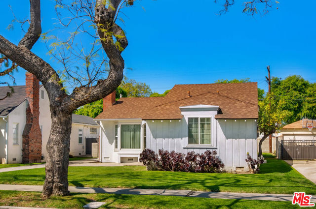 3825 Edgehill Drive, Los Angeles CA: https://media.crmls.org/mediaz/b0bad041-7ce6-487f-9e62-c7a15e8d233a.jpg