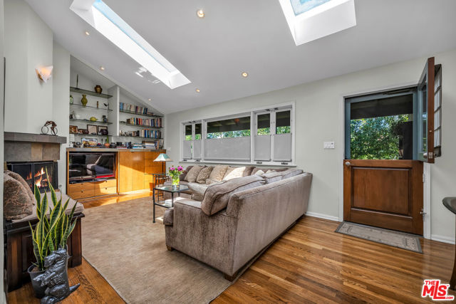 3275 Dos Palos Drive, Los Angeles CA: https://media.crmls.org/mediaz/b0bb75eb-45d7-4922-8801-5c55ce5b247e.jpg