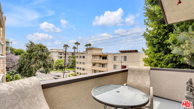 1434 Greenfield Avenue, Los Angeles CA: https://media.crmls.org/mediaz/b0bb9355-3ba2-471c-b7d1-b7657debb37e.jpg