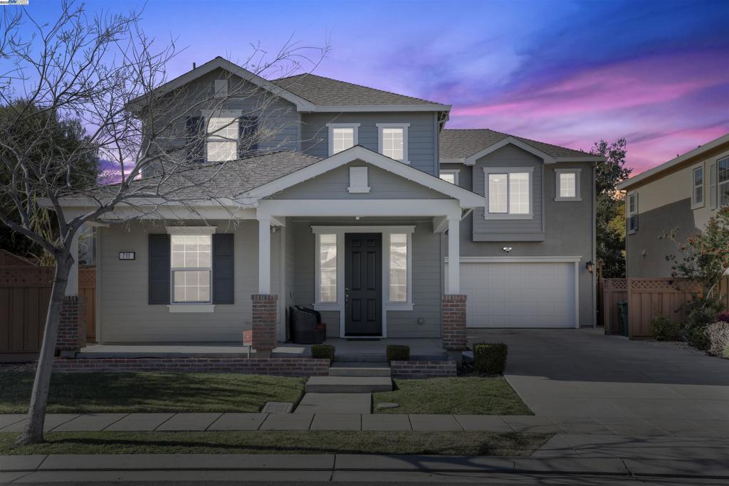 711 N PLUMAS DR