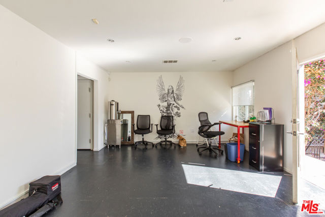 12906 Venice Boulevard, Los Angeles CA: https://media.crmls.org/mediaz/b0bd493f-f0d1-4649-98ac-4c245abc4d8a.jpg