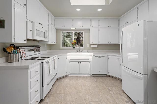 4744 Resmar Rd, La Mesa CA: https://media.crmls.org/mediaz/b0bdadfa-7798-4cea-83a8-a96ff23bbcbe.jpg