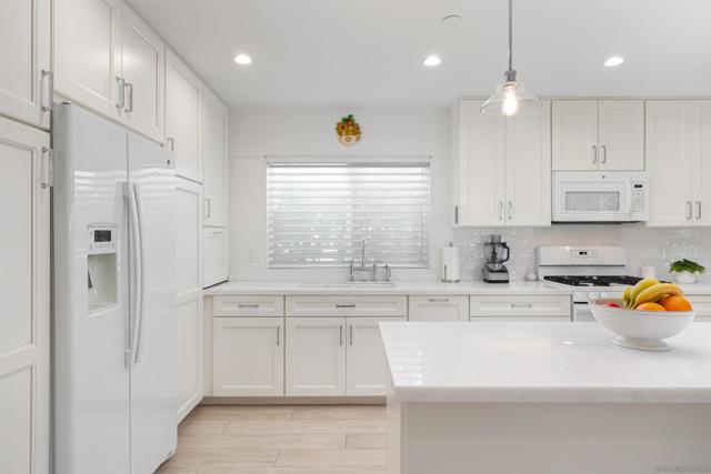 1215 17 Grand Ave, San Diego CA: https://media.crmls.org/mediaz/b0bdffc0-0fd1-42ab-9030-fce7b5c7bbc5.jpg