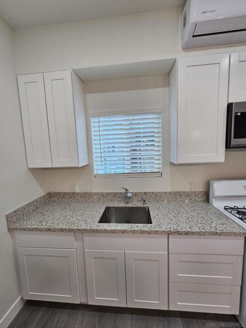 Image 1 of 14 For 2702 Grove St  04