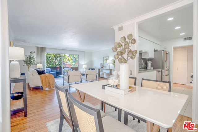 818 S Lucerne Boulevard, Los Angeles CA: https://media.crmls.org/mediaz/b0be82c2-c771-45df-8dc2-a40f37d4da45.jpg