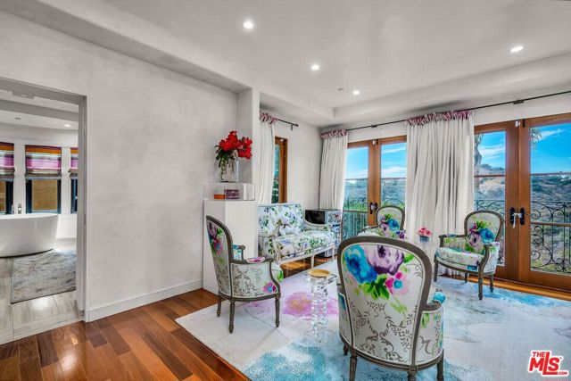 3110 Benedict Canyon Drive, Beverly Hills CA: https://media.crmls.org/mediaz/b0bff6d0-bebe-41dc-bbf5-3435fc2c37a6.jpg