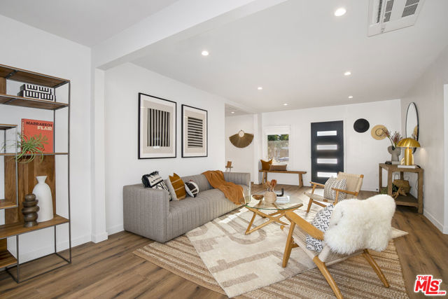 3744 Redwood Avenue, Los Angeles CA: https://media.crmls.org/mediaz/b0c01400-e240-4f4f-b492-81ad8762f860.jpg