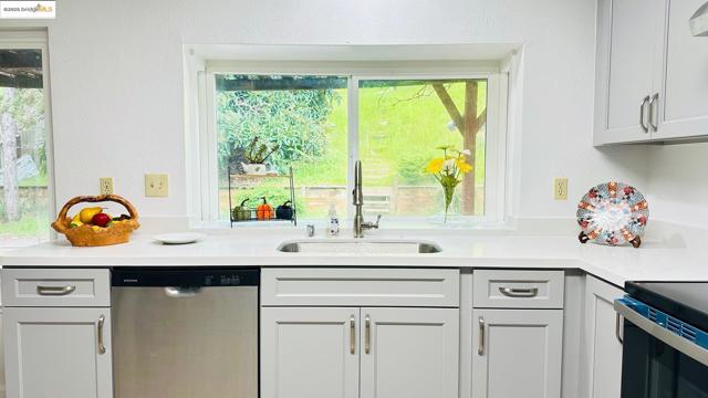3593 Morningside Dr, Richmond CA: https://media.crmls.org/mediaz/b0c04e16-b694-42ee-bb43-49f38079a3f8.jpg
