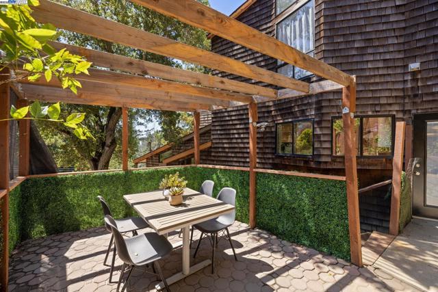 5708 Colton Blvd, Oakland CA: https://media.crmls.org/mediaz/b0c07476-d44b-4fe8-95df-e99dae96b517.jpg