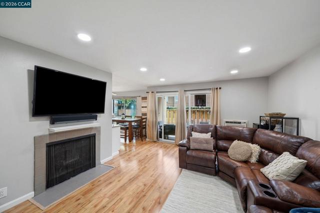 9025 Alcosta Blvd, San Ramon CA: https://media.crmls.org/mediaz/b0c0f229-4b58-4043-ab02-f52bd21139d9.jpg