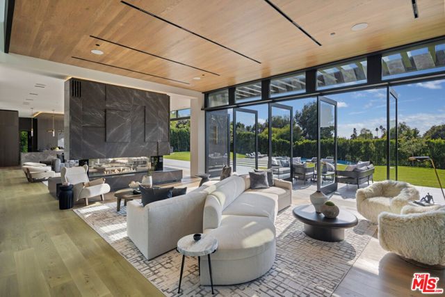 615 N Faring Road, Los Angeles CA: https://media.crmls.org/mediaz/b0c2d3ed-3300-4beb-8d76-703d7390ec6d.jpg