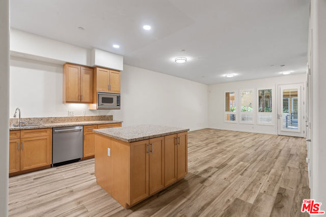 4050 Glencoe Avenue, Marina del Rey CA: https://media.crmls.org/mediaz/b0c5c43c-754a-4b80-a377-cc7e91272488.jpg